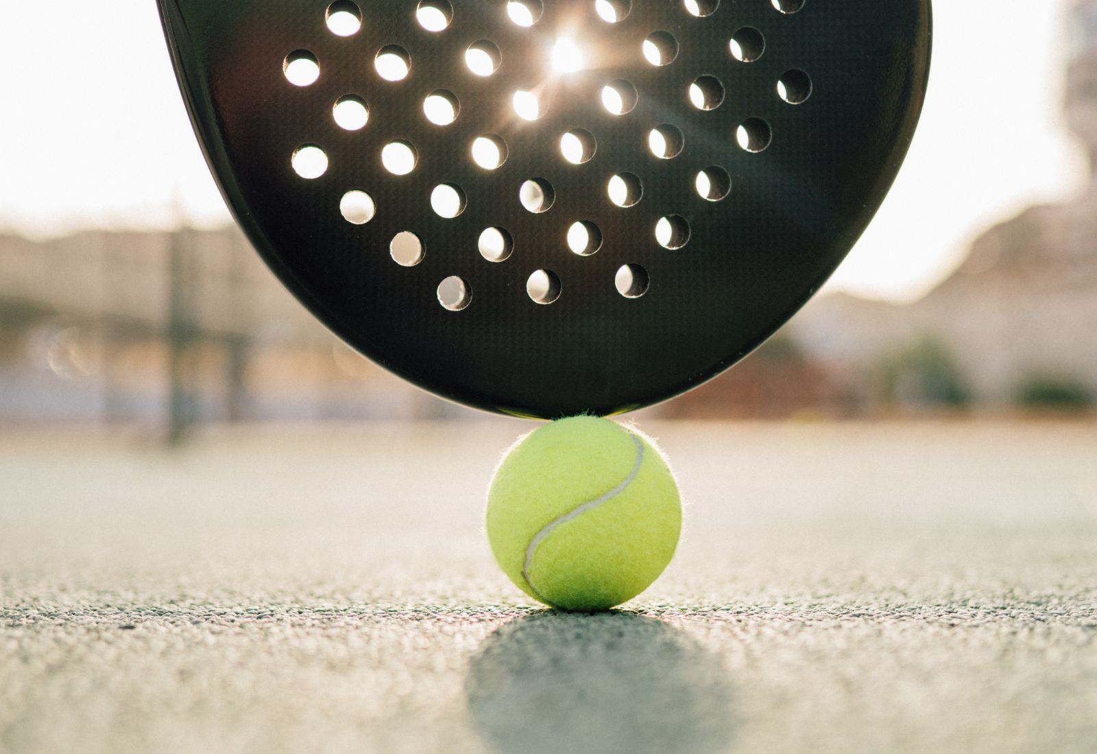 Escuela de padel raqueta con pelota